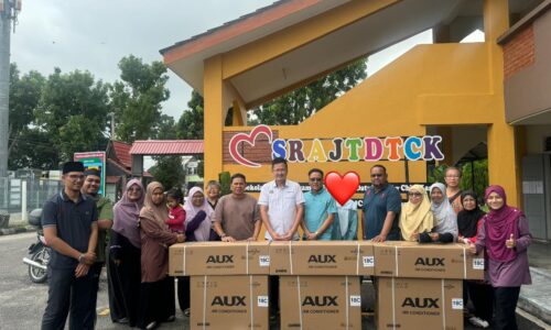 9 SEKOLAH DUN KESIDANG TERIMA SUMBANGAN RM45,000