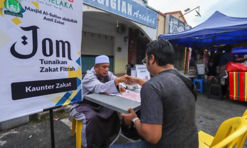 RAMAI MASIH SELESA BAYAR ZAKAT SECARA BERSEMUKA