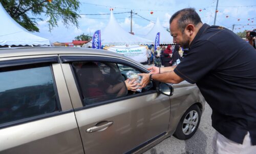 PINTU MASUK ALOR GAJAH ‘BERCAHAYA’ SAMBUT KEPULANGAN ANAK PERANTAU