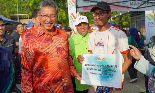 DIDIK MASYARAKAT KURANGKAN BEG PLASTIK DI PASAR RAMADAN