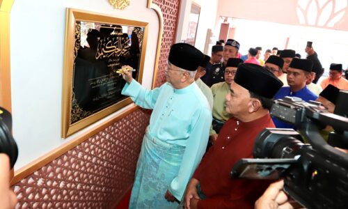 TUN DR. MOHD ALI RASMI MASJID AL-HAKEEM, TEHEL