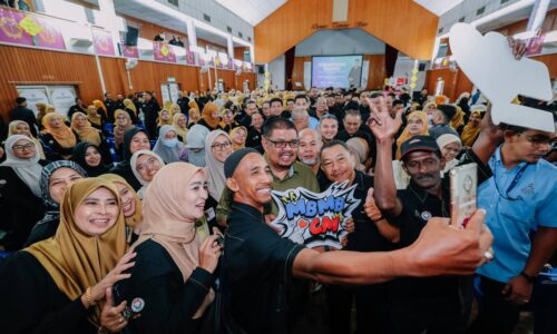 AB RAUF HARGAI PENGORBANAN 200 WARGA MBMB BERTUGAS DI AIDILFITRI