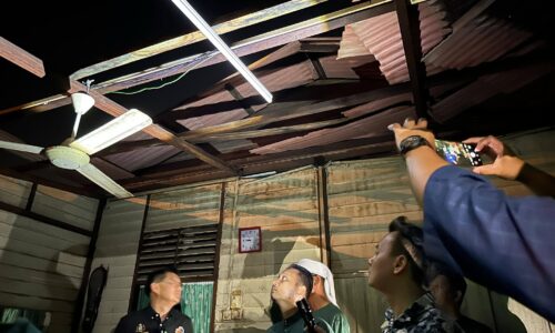 DUGAAN MENJELANG SYAWAL, 50 RUMAH DI BUKIT RAMBAI ROSAK DIBADAI RIBUT