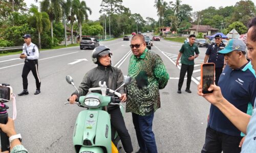 RAMADAN TIDAK HALANG KETUA MENTERI TURUN PADANG SANTUNI MASALAH RAKYAT