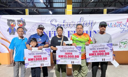 WANITA ‘JINAKKAN’ PARI, MUNCUL JUARA PERTANDINGAN MEMANCING PANTAI PUTERI