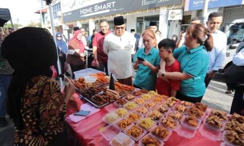 AB RAUF SANTUNI PENIAGA DAN PENGUNJUNG PASAR RAMADAN SEMABOK PERDANA