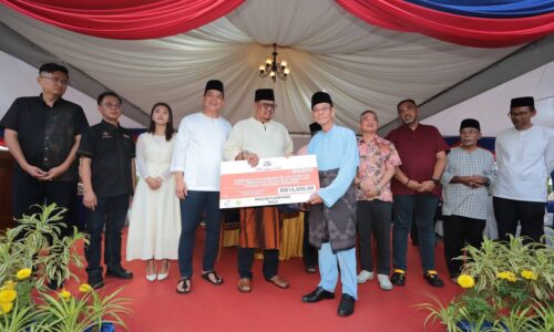 KETUA MENTERI SERAH SUMBANGAN RAMADAN PARLIMEN KOTA MELAKA