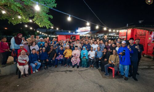 TUN DR. MOHD ALI MOREH BERSAMA PENGAMAL MEDIA MELAKA