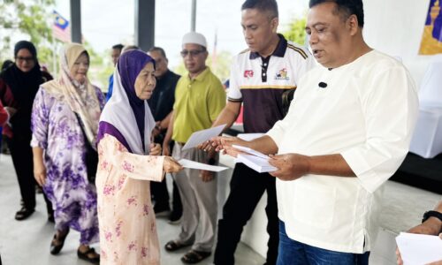 LEBIH 1,400 PENDUDUK DUN AYER LIMAU TERIMA SUMBANGAN CAHAYA SYAWAL