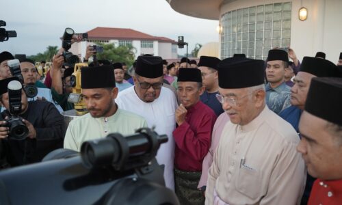 TYT, KM HADIRI MAJLIS CERAPAN RASMI HILAL SYAWAL