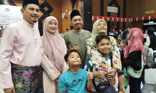 RAYA DI RIM HIMPUN RAKYAT BERBILANG KAUM BAWAH SATU BUMBUNG