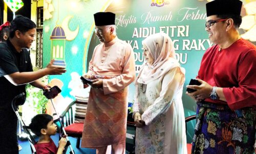 MELAKA SAYANG RAKYAT DIRASAI DI RUMAH TERBUKA AIDILFITRI LENDU