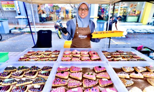‘DONAT PIZA’ PIKAT PENGUNJUNG CILIK BAZAR RAMADAN