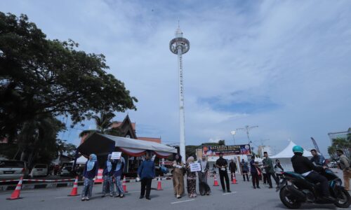 PENGUNJUNG MENARA TAMING SARI MENINGKAT TIGA KALI GANDA