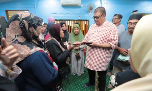 KETUA MENTERI SANTUNI 100 ASNAF DI KAMPUNG BALIK BATU