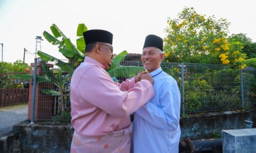 KETUA MENTERI HARGAI PENGORBANAN RAKYAT MELAKA BERTUGAS DI HARI RAYA