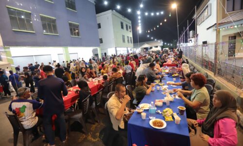 RUMAH TERBUKA AIDILFITRI KUALA LINGGI DISERBU, 10 EKOR KAMBING GOLEK ‘PIKAT’ TETAMU