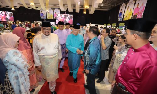 AIDILFITRI MELAKA SAYANG RAKYAT MERIAH, CERIA DAN PENUH MESRA
