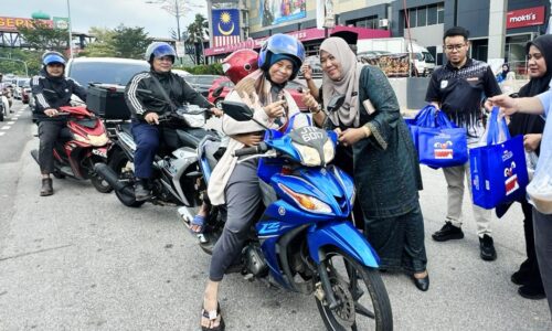 KONVOI RAMADAN MPHTJ SANTUNI PETUGAS BARISAN HADAPAN