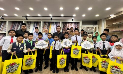 ZAKAT MELAKA SANTUNI 60 PELAJAR ASNAF BUAT PERSIAPAN AIDILFITRI