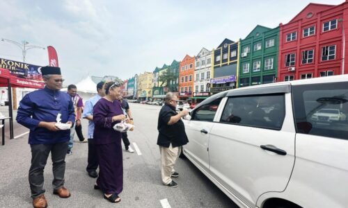 MENARA TAMING SARI, SAHABAT PELANCONGAN ‘MEREWANG’ MASAK BUBUR LAMBUK