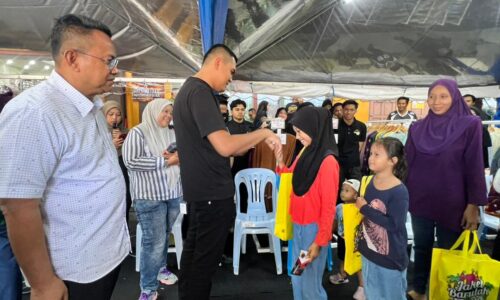 650 ANAK PARLIMEN JASIN TERIMA BAJU RAYA