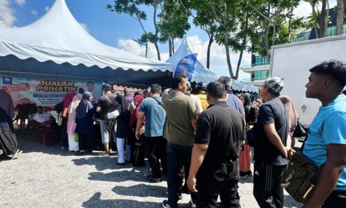 JUALAN PRIHATIN DUN PAYA RUMPUT DISERBU, TAWAR AYAM RM7 DAN DAGING RM25