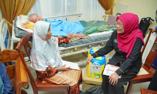 ROSNAH SETIA JAGA SUAMI TERLANTAR AKIBAT ANGIN AHMAR