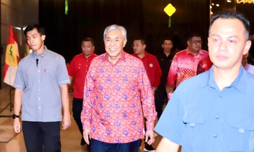 MELAKA, TIGA NEGERI DITADBIR UMNO TUMPU SALUR BANTUAN TAMBAHAN UNTUK RAKYAT