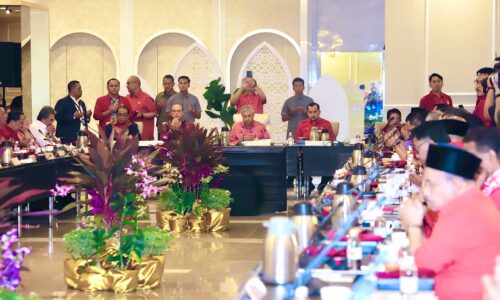 UMNO TERIMA KEMBALI 6,252 BEKAS PIMPINAN DAN AHLI TERMASUK KJ, HISHAMMUDDIN