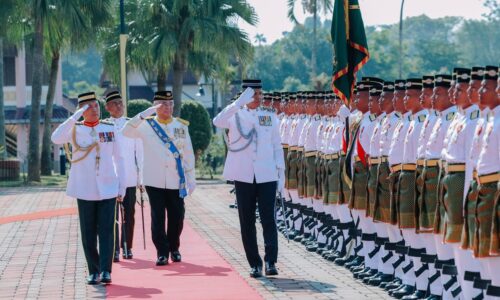 TUN DR. MOHD ALI SERU PENIAGA TIDAK AMBIL KESEMPATAN
