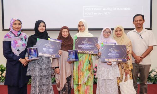 PENGHARGAAN KERAJAAN NEGERI SUNTIK SEMANGAT PELAJAR CEMERLANG MELAKA