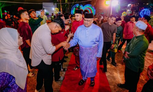 DATARAN ORANG KAMPUNG DIBANJIRI ‘LAUTAN MANUSIA’