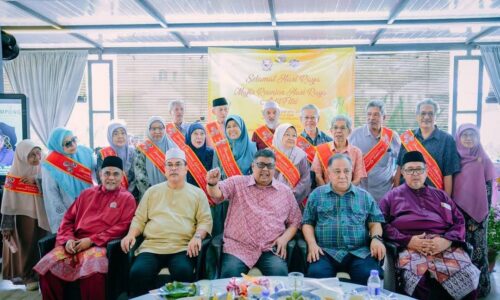 HARGAI JASA GURU, KAGUMI SEMANGAT KEBERSAMAAN ORANG MASJID TANAH