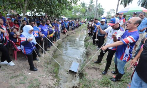 WRUR: KUALA SUNGGA BERMANDI LUMPUR RAI PESTA NGOCA