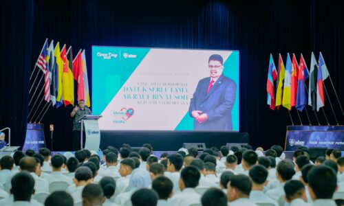 PINGAT PANGLIMA AWANG IKTIRAF PELAJAR CEMERLANG AKADEMI LAUT