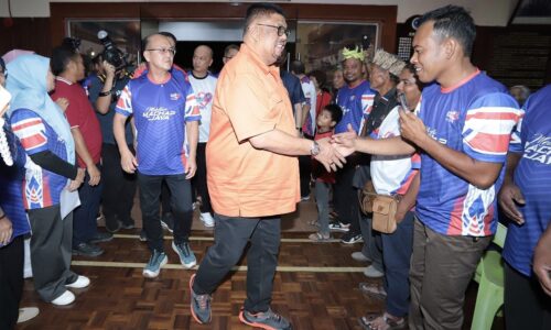 WRUR MENYUSURI KISAH, MENGANGKAT HARAPAN RAKYAT – AB RAUF