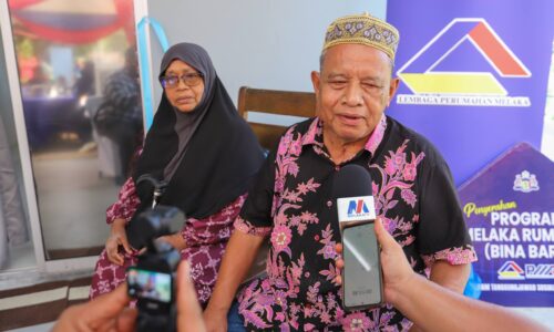 DUKA BERGANTI SINAR, PASANGAN WARGA EMAS SEBAK TERIMA RUMAH BAHARU