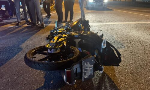 PEMUDA MAUT MOTOSIKAL REMPUH KERETA KELUAR SIMPANG DI ALOR GAJAH