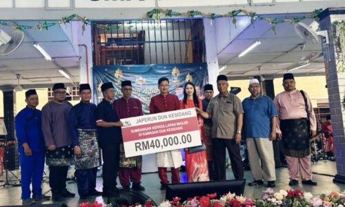 MASJID, SEKOLAH DUN KESIDANG TERIMA SUMBANGAN RM80,000