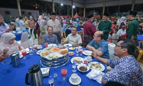 TARIAN ZAPIN MERIAHKAN RUMAH TERBUKA DUN BEMBAN