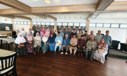 40 BEKAS KAKITANGAN PEJABAT KESIHATAN ALOR GAJAH BERTEMU KEMBALI SELEPAS LIMA TAHUN