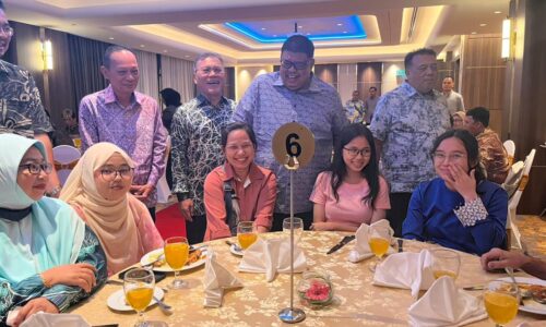 SUMBANGAN RM100,000 PACU PENDIDIKAN ANAK MASJID TANAH