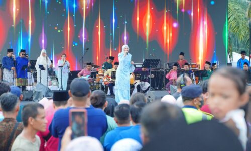 TOK TI BUAT KEJUTAN NYANYIKAN 2 LAGU DI RUMAH TERBUKA TOK RAOP