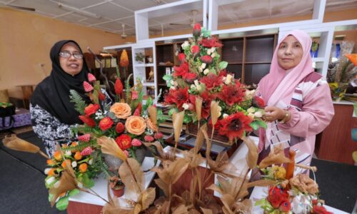 SURI RUMAH UBAH DAUN GETAH JADI HADIAH
