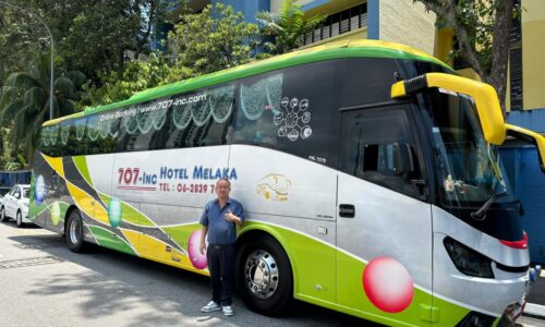 ANAK FELDA BUKIT SENGGEH BINA EMPAYAR BAS PELANCONG