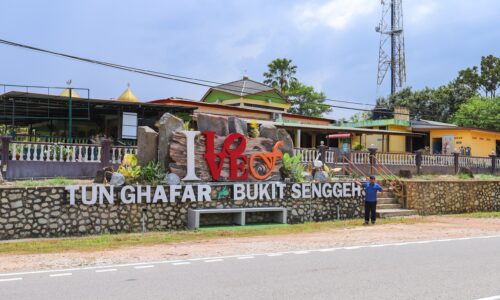 YB ALONG SEJAHTERAKAN WARGA FELDA BUKIT SENGGEH