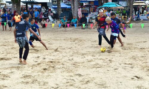 BERKAIN PELIKAT ‘GELECEK’ BOLA DI PANTAI KLEBANG