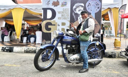 MOTOSIKAL KLASIK 7 DEKAD, TRIUMPH THUNDERBIRD CURI TUMPUAN