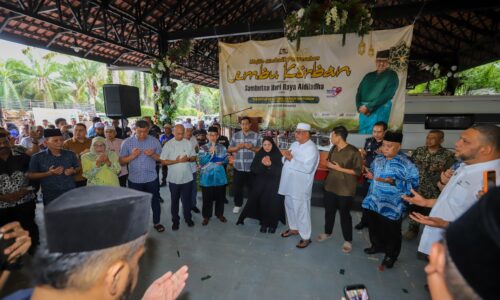 KETUA MENTERI, ISTERI BERLEPAS KE TANAH SUCI